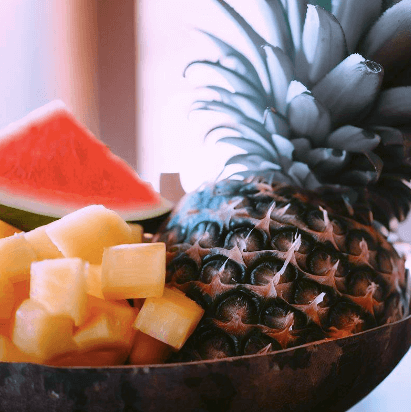 Jogurttia ja marjamelbaa, meloneja, rypäleitä ja ananasta